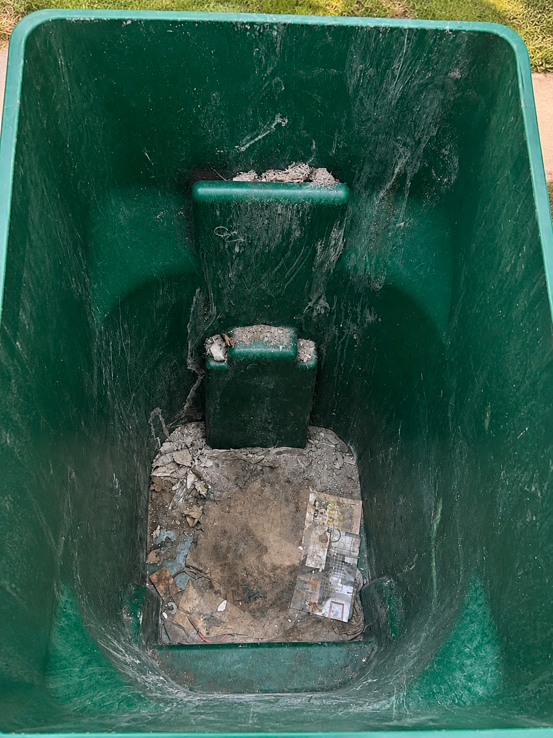Trash bin before cleaning
